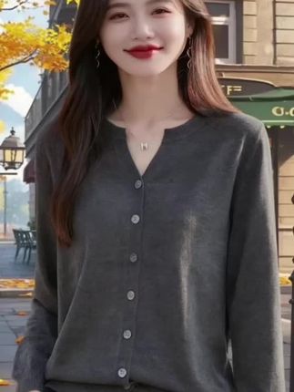 姐妹们,这件半开领的针织毛开衫真的绝了!它是这种很细腻的精纺羊毛,上身软糯又亲肤,完全不会扎人。半开领的设计超显气质,还能拉长脖颈线条,宽松的版型也很遮肉显瘦,再加上精致的贝壳纽扣,细节感满满,不管是单穿还是叠穿都超级好看,喜欢的姐妹不要错过#不挑年龄不挑身材#谁穿谁好看#秋季新款#遮肉显瘦收起
