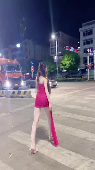 让你继续得瑟,蹭流量被教育一下了吧😂😂😂#上热门🔥 #抖音助手 #斑马线 #跳舞小姐姐 #创作者扶持计划
