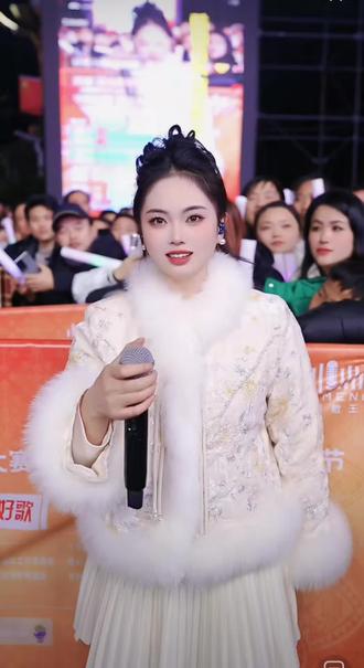 阿朱大舞台,凤凰山文化广场,每天晚上七点锁定阿朱直播间,等你们哦!@阿朱