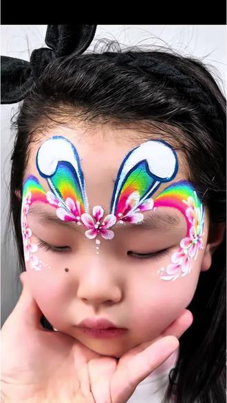 儿童面部彩绘零基础兔耳朵分解教程 零基础也能画的彩虹小兔脸绘教程来啦✨
会拿笔就能上手,步骤超简单!
小朋友超爱的可爱款小兔子,六一、演出、活动都能画,咱们一起加油练起来#儿童面部彩绘 #儿童面部彩绘师 #彩绘脸部儿童教程入门 #六一儿童节妆容 #六一妆容