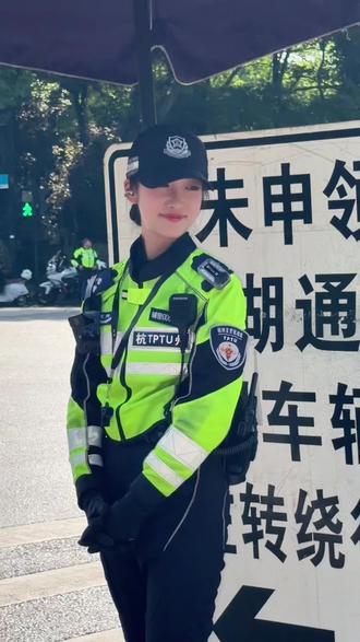 小朋友和兔子警官合影#杭州交警李语蔚 #兔子警官 #现场拍摄