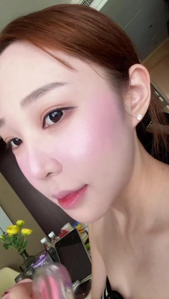 很多女生化完妆,脸部还是看起来平平无奇,缺乏氛围感。不是妆容步骤的问题,是缺少了高光腮红的加持,脸部没有层次感和立体感。#超绝水光肌 #韩女水光肌的秘诀 #水光肌即视感 #精致女孩护肤 #无敌水光肌