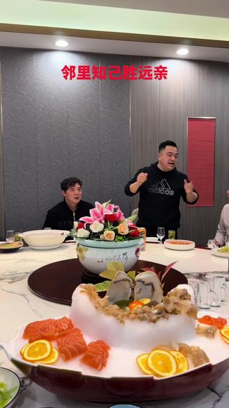 远亲不如近邻,与异性兄弟尚总同住一小区,彼此肝胆相照,同心同行。他勤奋上进、孝顺长辈,前日小聚相邀,座上皆是靠谱挚友。靠谱之人本就是人间奢侈品,如飞机中的战斗机,难得可贵,知己相伴,彼此珍惜。
#兄弟情义无价
#靠谱人脉最珍贵
#识人用人有眼光
#精英圈层共成长
#贴身秘书长视角