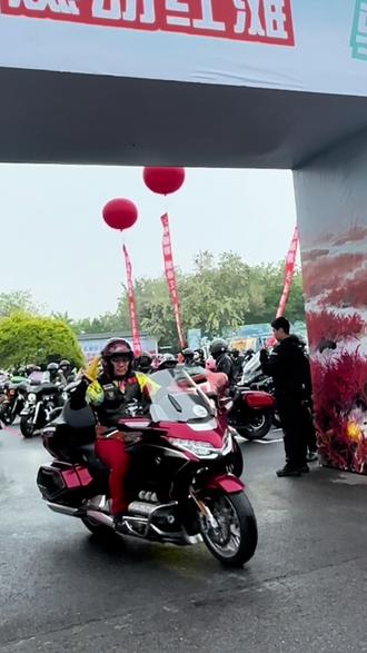 #盘锦机车 #机车
盘锦第二届机车嘉年华如约启航!
东北三省各路摩友跨越山海齐聚于此,一同奔赴绝美红海滩。
细雨漫洒长空,凉意萦绕周身,
却丝毫冷却不了骨子里的滚烫热爱,引擎轰鸣,初心炙热,一场机车盛宴正式开启!
常有人说骑行存有风险,我们始终恪守准则,骑帅不骑快,安全二字时刻铭记心底。愿所有摩友都能平安驰骋,前路坦途,一路顺畅无忧。