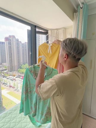 在窗户边上安装个这样的晾衣绳,晾衣服晒被子都很方便,小小的一个,收起来还不占位置,真是小东西大作用#晾衣绳