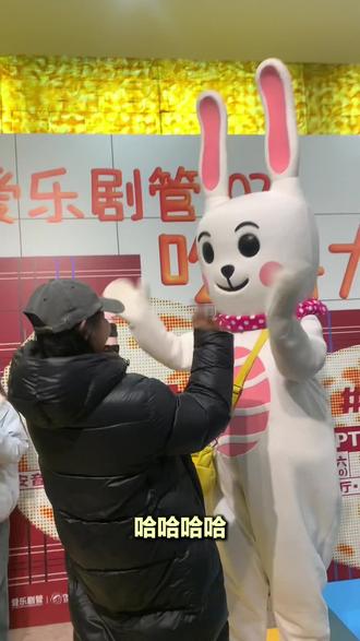 #西安菜夹馍大赛来了 #西安菜夹馍 西安第一届菜夹馍大赛,看到垒成山的胡萝卜我就知道这个比赛不一般!!!未来希望能继续开展!!! #菜夹馍大赛