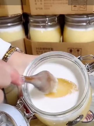 家人们赶紧去抢这个俄罗斯进口的椴树蜂蜜,过几天可就不是这个价了!它可是纯正的椴树蜂蜜,营养特别丰富,吃起来也是非常的健康。而且它是俄罗斯原装进口的,品质绝对有保障,关键现在价格也太合适了,足足两斤重才这个价,喜欢的朋友千万别错过,赶紧多囤几罐吧!