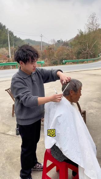 #创作灵感 奶奶说她想的幸福,怎么和我们的幸福不一样呢#关爱老人 #传递正能量 #原创视频 #公益剪发