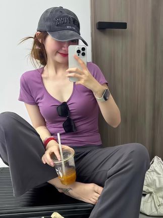 老婆们都去穿V领T恤加休闲裤!休闲时尚简约舒适又耐看!慵懒随性满满松弛感!#v领t恤 #休闲裤#简约又性感的辣妹穿搭 #一周穿搭不重样 #时髦精的ootd