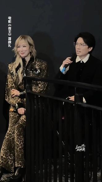 为了看黄子华说的好身材,我准备回广西过年
为了看《夜王》,今年选择回广西老家过年!!我一定要看到子华神的最新电影!!!太期待了!!当然要带着妈妈一起去看!毕竟她比我还喜欢喜剧港片!
《夜王》里黄子华久违地演回了喜剧,被《男亲女爱》和栋笃笑支配的开心又回来了!他说什么都是金句,他做什么都好搞笑,他演什么都很贴脸,小人物的处世之道和生活悲欢在他的演绎下总是那么鲜活可爱。
首映礼上黄子华说《夜王》里有自己这辈子最好的身材,我翻遍所有预告和剧照终于窥得一二,65岁有这么精炼的身材确实能打!演技好,三观正,自律王,还有什么是黄子华没有的吗!?
#电影夜王 #香港 #黄子华 #郑秀文 #电影推荐