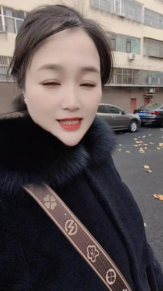 家是温暖的港湾,单位房是这港湾中最踏实的依靠。它或许没有华丽的外表,但却有着最实在的温度。每一寸空间都浸润着生活的烟火气,每一扇窗户都透着家的温馨#性价比高的房子 #莱芜高姐姐探房#抖音房产达人