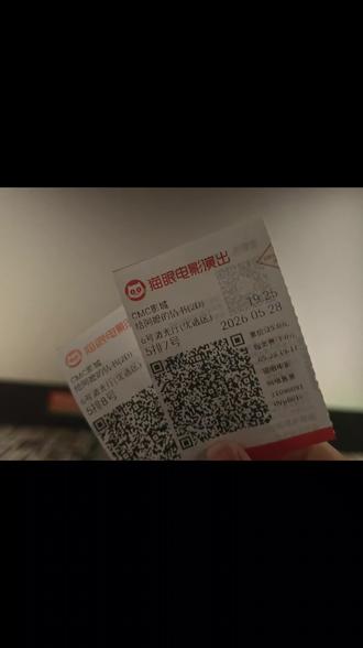 第一次看《给阿嬷的情书》,这部电影有太多的“我以为” 。我以为木生真的在暹罗成了家,我以为木生和南枝会在民宿日久生情,我以为南枝真的会在生活艰难的时刻妥协嫁给了那个她不喜欢的富二代,我以为南枝爸爸会因为不忍女儿跟着受苦从了舅婆,我以为木生会葬身于火海之中, 我以为无赖离开民宿前“夸”南枝漂亮是南枝被他们报复侮辱的伏笔,我以为导演会把木生的死拍得轰轰烈烈,我以为南枝通过卖无米粿从此发家,我以为学校是南枝发家后捐赠的,我以为淑柔会在知道一切真相后崩溃痛哭,并在那个雨天离去,淑柔到了暹罗见南枝,呼唤南枝.得不到回应时,我以为南枝已经安静地离开了...…
二刷《给阿嬷的情书》,人生就是这样子,命不由人。
从前总以为,遗憾是没能好好说再见。 看完《给阿嬷的情书》才懂,人生最大的遗憾是彼此牵挂一生,却被命运生生隔开一辈子。 阿公远赴南洋,满心都是回家团圆,拼尽半生努力,终究客死异乡,至死没能踏上归途阿嬷守着一张旧照片,苦等六十年,一场大雨弄丢了那封解释的情书,也困住了她半生执念。一辈子在误会里煎熬,一个人撑起整个家,等到真相姗姗来迟,故人早已远去,岁月再也回不到从前。
还有南枝,默默守护,一生未嫁,把温柔藏了一辈子,到老失忆健忘,却还本能惦念那份旧情。
这部剧没有坏人,没有狗血纷争,只有时代的无奈,命运的阴差阳错。
一别经年,此生无缘,自是人生长恨水长东。 有些等待,熬白了头发,也等不来一场团圆。