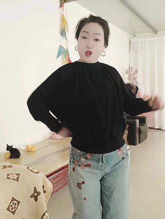 黑色蝙蝠衫搭配刺绣牛仔裤,简约中透出俏皮活力。💃🕺 喜欢的亲🌹进我橱窗哦🌹 #休闲穿搭 #业余舞蹈爱好