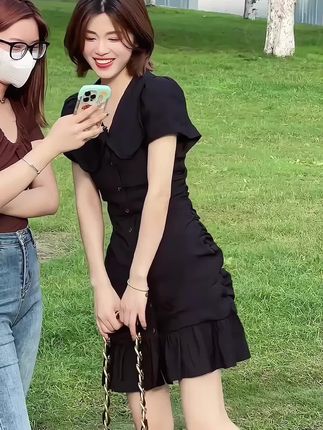 姐妹们,这条赫本风小黑裙真的是太绝了,穿上它让你秒变女神!收腰设计显瘦又好看,还能凸显你的身材曲线,上身效果超赞!让你在这个夏天美出新高度!#夏日穿搭 #小个子显高显瘦穿搭 #出游穿搭 #时尚减龄穿搭 #遮肚子藏肉