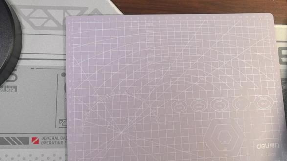 【解锁压花机】太好了,是压花机!小破烂有救了!新手的添置&使用分享~
·没想到入坑没多久居然就解锁了第一台小工具!(自然且碎碎念的新手开机分享)
·第一个发明压花机以及发明用压花机改造纸类小破烂的人真的全都是天才!
·之前看沉浸式做贺卡视频合集的时候,最好奇的就是压花机啦,今后解锁了要多多用起来~
#压花机 #可得优 #杯套改造 #手帐神器 #刀模