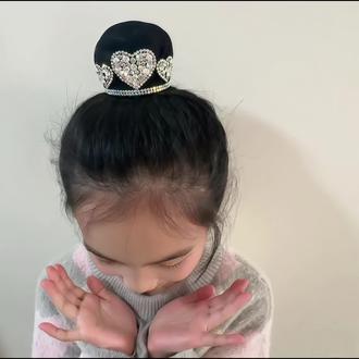 女儿的丸子头发饰这样扎
无论是花样滑冰还是艺术体操
怎么动都不会掉哦
#丸子头发饰 #艺术体操发型 #花样滑冰 #皇冠 #发网