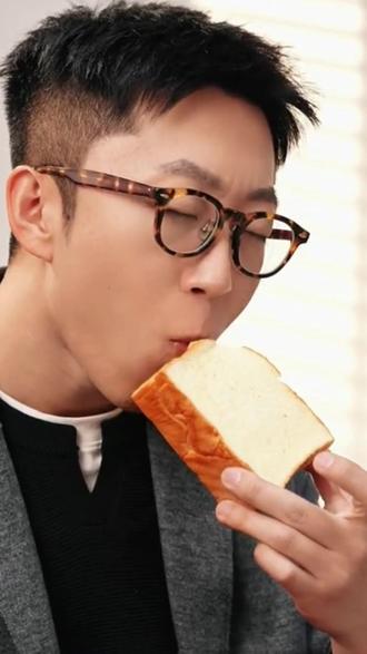 #与辉同行 又出新的定制款吐司啦,实在是等不及了,我今天要复刻一下,闻起来奶呼呼,吃起来香喷喷的吐司#面包🍞 #吐司