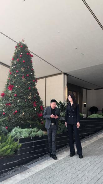 贵阳赠送最大的跃层
🚇地铁口真近
1号线白鹭湖站步行即达,通勤党狂喜
金融城/老城区双核心,去哪都快
🏡纯板跃层太能打
2梯2户+独立电梯入户,私密性拉满
6.1米挑高,105㎡做四房,得房率感人
三层LOW-E玻璃隔音隔热,公建立面颜值在线
💎顶配社区配套
约4000㎡业主会所|双泳池|健身房|私宴厅
地下车库精装+采光井,细节控爱了
周边白鹭湖公园、商圈、学校全配齐
观山东改善闭眼入,颜值+实用双在线
贵阳想换房的姐妹,冲就对了!#贵阳买房 #观山云麓 #豪宅