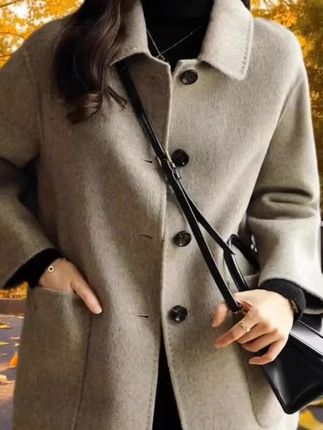 85-230斤可穿 姐妹们,我终于找到了一件超好看的大码毛呢外套了! 它是这种单排扣的设计,上身超级显瘦,而且还是中长款的,可以遮住小肚子,肚子大的姐妹也能放心穿。 它的面料超级柔软舒服,一点都不扎皮肤,不管是逛街聚会还是上班通勤都能穿,无论你是多少岁都能驾驭,喜欢的姐妹不要错过#不挑年龄不挑身材#谁穿谁好看#秋冬新款#遮肉显瘦