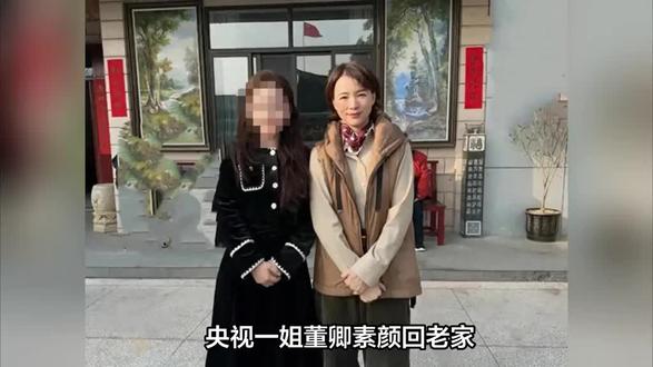 53岁董卿回江苏老家吃饭被拍!素颜穿羽绒马甲,褪去央视光环竟活成这样?