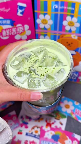 你们赶紧去喝瑞幸新品三重芝芝厚抹 真的好好喝#瑞幸联名wigglewiggle #三重芝芝厚抹 #罗永浩瑞幸超大杯推荐官 #瑞幸多款产品可升杯 #瑞幸原产地鲜活季