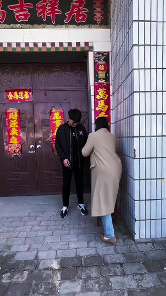 谁还没个弟弟了🤔 这不安排上了😉#弟弟 #扛肩拍照 #弟弟扛姐姐 #这个动作有点难