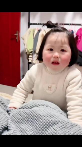 瑶一瑶小肉包 自己拿尿不湿的乖瑶瑶,还被A萍给吓哭了#瑶一瑶小肉包 #瑶一瑶表情包 #萌娃搞笑日常