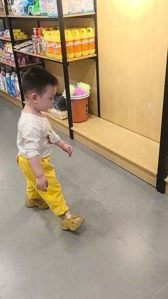 奇奇是勤劳的小蜜蜂👍 奇奇帮妈妈干活了😄搬了好几袋子了,最后一袋才想起来拍个视频,长大了会不会也这样勤劳了😜🌹@孙红艳