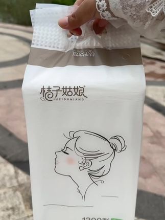 #桔子姑娘纸巾 这款悬挂式抽纸设计巧妙,可轻松悬挂在各种场所,它是原生木浆加大加厚的,赶紧薅#悬挂抽纸 #必备好物 #生活用纸 #自用好物推荐