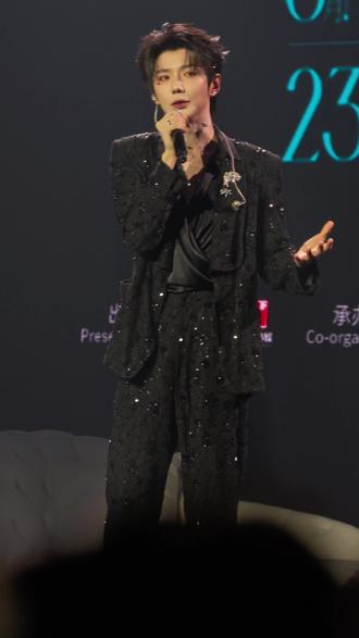 云熠香港演唱会5.24普普的笑忘书 看到这首歌的背景的时候已经感动的想哭了,最好最好最好的普普#云熠星河 🌌