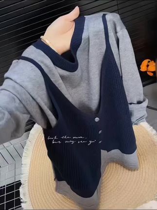 宝子们!都去穿这件针织两件套!时尚减龄洋气又好看!而且还分大小码!胖瘦都可以轻松驾驭!#早秋新款来啦 #气质穿搭 #森系少女感穿搭 #穿搭分享
