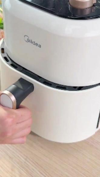 美的空气炸锅真的太好用了,它拥有上下双旋钮设计,可以同时设置温度和时间,让你轻松做出各种美食。而且它的内胆是不粘锅材质,容易清洁打理,无论是烤鸡翅还是烤蔬菜都很方便,只需轻轻一按就能开始烹饪,不用加油也能实现无油空气炸,快来入手一台吧!#空气炸锅 #空气炸锅推荐