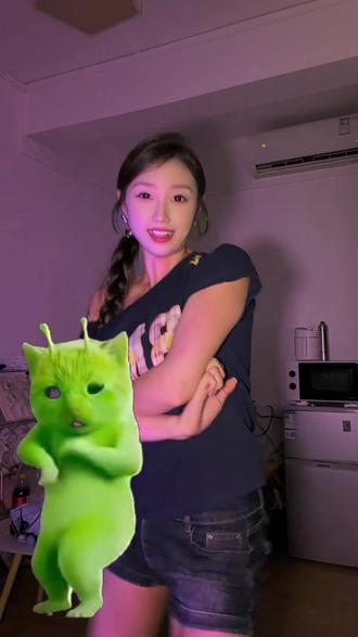 别骗我 我的心是薯片做的 嘎嘣脆#绿色小猫特效 #绿色外星人舞蹈 #抖音舞
