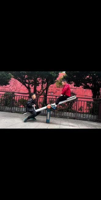 #户外锻炼 #室外 #健身 #跷跷板真好玩 #教育 谁说科学知识一定要在课上才能学到呢😃处处皆科学