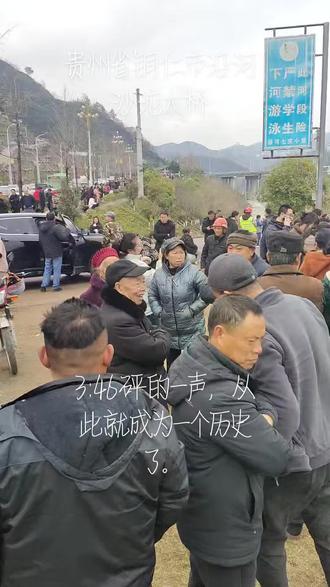 将桥的消失归因于时间与发展的不可抗力,带有惋惜与无奈。