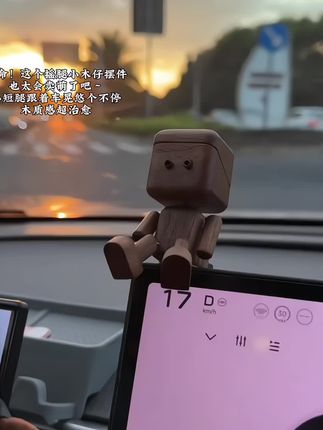救命!这个摇腿小木仔摆件也太会卖萌了吧~小短腿跟着车晃悠个不停,木质感超治愈,堵车时看它晃啊晃,烦躁感瞬间跑光光,谁懂这种快乐!#抖腿小人摆件