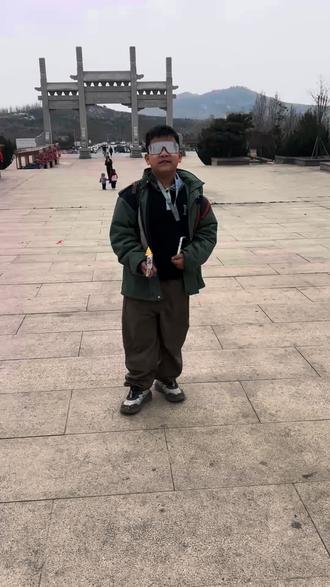 峄山有东西两个门,西门是正门,但为了防大哥半路撂挑子,果断选了峄山东门开局!
平路+长阶的组合,既能近距离撸那些巨型奇石,还能在鳌字碑俯瞰整座山的震撼全貌~
大哥恐高,索道直接pass。
海拔不高但台阶“暗藏杀机”,每阶都像在跟腿较劲,全程靠毅力硬爬4小时,终于解锁山顶风光!
主打一个“来都来了,必须登顶”的倔强😂 #爬山搭子