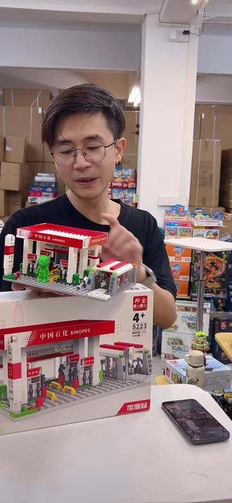 邦宝中国石化加油站积木,还原真实加油站点造型,自带加油机、自动洗车房与小人偶,细节满满!拼搭锻炼孩子动手专注力,寓意加油鼓劲,既是男孩女孩趣味拼装玩具,也可作桌面小摆件,送礼、居家把玩都合适,4岁以上小朋友轻松上手。
#加油站积木 #儿童拼装玩具 #益智拼插积木 #加油寓意礼物 #城市街景积木