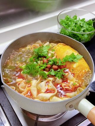 喜欢吃面的朋友可以试下这个广东鹅肠面,劲道爽滑不易湖汤#刀削面 #面条 #美食分享