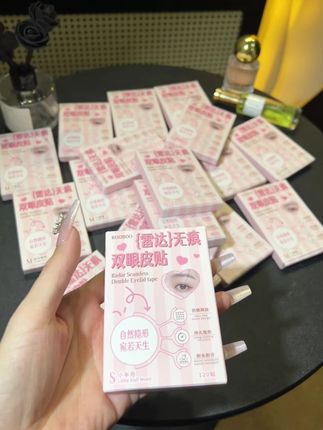 贴完之后闺蜜跟本看不出我是贴的,还以为我在那里割的。#双眼皮贴 #精致女人必备 #无限回购的宝藏单品