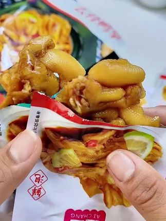 没胃口?来份酸辣去骨鸭掌!酸辣开胃,瞬间激活味蕾~#酸辣无骨鸡爪 #好吃到爆 #开袋即食 #追剧小零食 #解馋