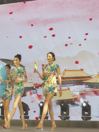 两位1米8的模特,其中有一个是本次大赛的冠军,你更喜欢哪一位 #女神 #美女 #旗袍美人 #优雅气质 #长腿女神