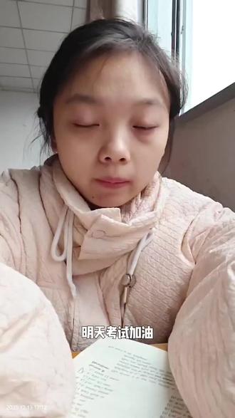 今天做完最后一套B级英语试卷
突然感觉时间过得好快呀!
B级报名已经2个多月了,在做英语B级试卷的过程中我也逐渐的发现了我和我们班同学英语的差距,因为我高中是一个中专生学习的英语比较简单,然后我们高中英语考试英语没有听力题,也没有语法题也没有翻译题,在此我也挺感谢我们班有一个同学愿意教我做语法题,但是我还是有点没有把握可以做对,希望明天能做对,但是当她对我说我还不如明年报今年报浪费钱时,我没有说什么,只是笑着点点头说我不晓得英语B级有这么难,我报都报了我想试一试,希望明天B级考试顺利吧
是的我时常在想读大学真的是无论做什么事情都应该学会靠自己了要学会找准自己的节奏,跟着自己的目标完成自己想做的事情就可以了,只要自己开心就好,怎么开心怎么来,真的不应该活在别人的眼光里,做自己就好,就比如拿英语B级这个例子来说吧,可能在大学的一个班里有职高生,有春招生,有夏招生,各有各的优势吧,如果中专生大学还选和高中一样的专业的话,那么在大学学专业课可能会比较轻松一点但是因人而异哦,因为有些专业课知识点是高中学过的,春招生吧,他们在高中学过计算机,可能在考计算机等级的时候比较占优势,夏招生吧他们可能文化课比较占优势,对于我们班很多同学来说考英语B级小菜一碟,但是对于我来说并没有那么容易,不过没关系我明天还是会尽全力去考的,希望我们AB级考试都能够顺利通过#英语ab级考试 #倒计时1天 #明天考试加油 #希望明天考试顺利通过 #生活随笔