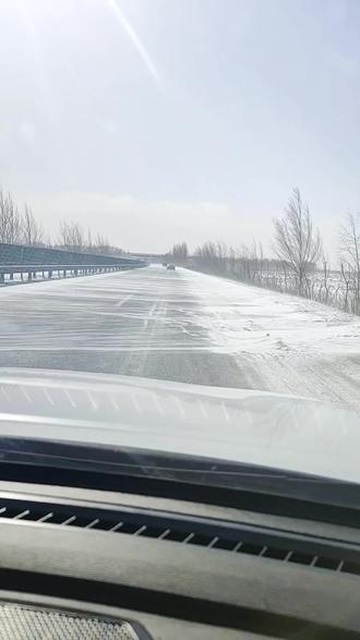 春节回程路—吉林段G4512,大西风 7-9 级,风包雪、黄沙干柴叶满天飞
#回家 #高速路况