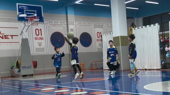 打篮球一定一定要精神集中,保护好自己才能走的更远🥹#抖音玩法合伙人计划 #我在抖音聊篮球 #篮球受伤