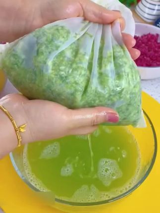 我家经常用挤水袋 给馅料挤水太方便 用来过滤豆浆啥的也可以#挤水袋#菜馅挤水袋