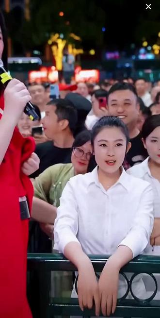 #唐艺大舞台有才你就来 我滴妈呀,这个小姐姐也好看了吧,笑起来好甜啊,笑容太迷人了,而且还很有气质,唐宝已经爱上她了😂#丹歌一曲 快加入#唐艺 的#彩红唐 你会越来越优秀的👏👏👏