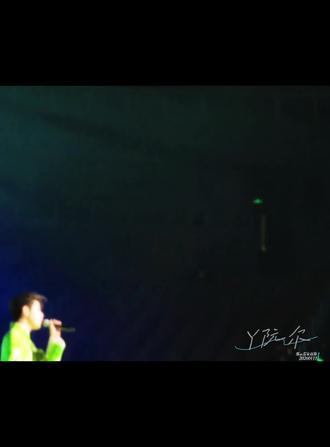 小哭包版的白蛇传,哭完就开始唱 ,换电池都来不及把相机安回支架上,我才想哭😭#日思夜想的辫哥哥#张云雷 #张云雷济南演唱会 #太平歌词白蛇传