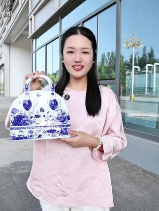 53度手提包珍藏酒#手提包 #陶瓷酒瓶 #高端陶瓷 #过节送礼 #酒柜摆件