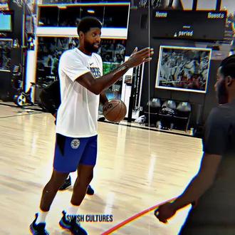 天赋不会给你历史第一横撤步
保罗·乔治(Paul George)是美国职业篮球运动员,
司职前锋,效力于NBA费城76人队。
以下是对他的详细介绍:
基本信息
保罗·乔治全名为保罗·克利夫顿·安东尼·乔治,1990
年5月2日出生于美国加利福尼亚州帕姆代尔,绰号
“泡椒”“PG-13”。
职业生涯
-步行者时期(2010-2017):2010年,乔治以首轮
第十顺位被印第安纳步行者队选中。2012-13赛季,
他当选常规赛进步最快球员。2014年,乔治遭遇严重
骨折,但之后成功恢复。
-雷霆时期(2017-2019):2017年,乔治被交易至
俄克拉荷马雷霆队,在雷霆队效力的两个赛季,他保
持了较高的竞技水平。
一快船时期(2019-2024):2019年,乔治被交易到
洛杉矶快船队,2024年4月,乔治本赛季常规赛出场
74场,是加盟快船后的单赛季新高。
-76人时期(2024-至今):2024年7月1日,乔治以
4年2.12亿美元的顶薪签约费城76人队。
个人荣誉
乔治是九届全明星球员,六次入选NBA最佳阵容,四
次入选NBA最佳防守阵容,2018-19赛季荣膺NBA抢
断王。此外,他还随美国男篮国家队夺得2016年里约
奥运会金牌。#保罗乔治